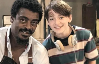 Seu Jorge e Noah Schnapp voltam a dividir cena em thriller inspirado em caso ligado a Pablo Escobar