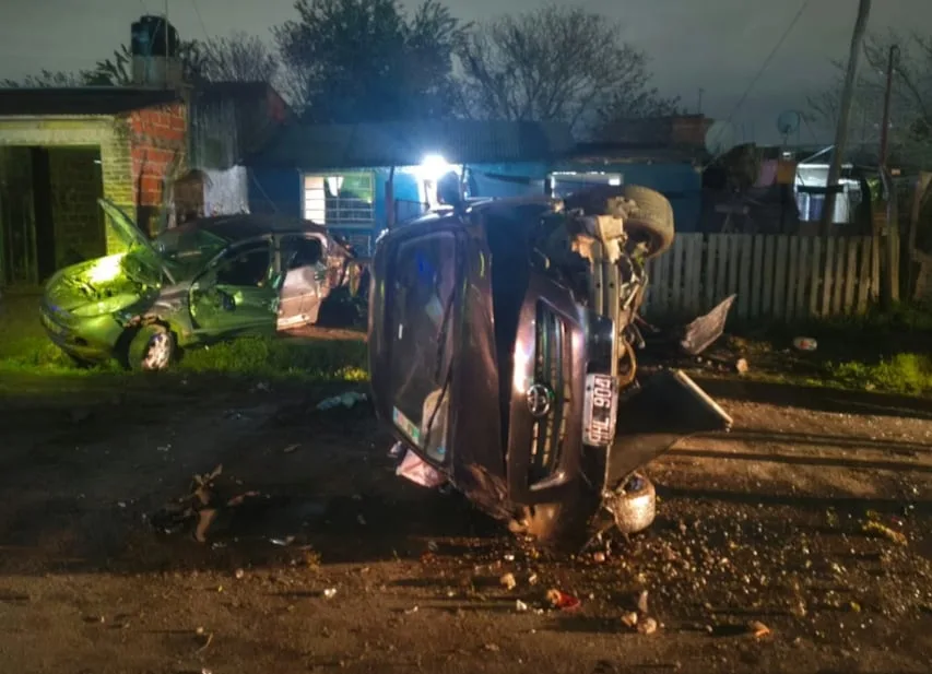 Tomó el auto de su padre sin autorización, chocó contra una casa, dejó dos heridos y huyó a pie con sus amigos