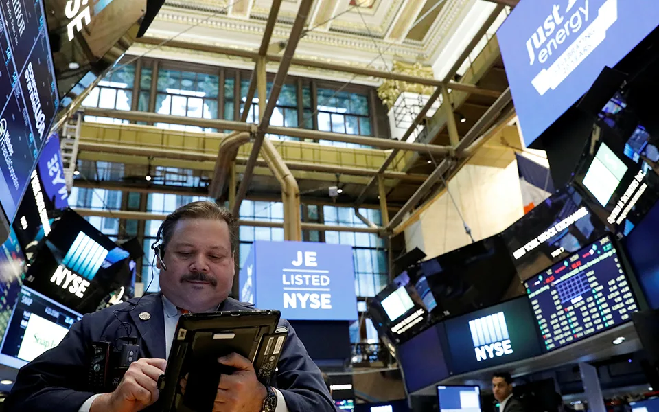 Wall Street fecha mista antes dos resultados dos bancos e com petróleo em alta