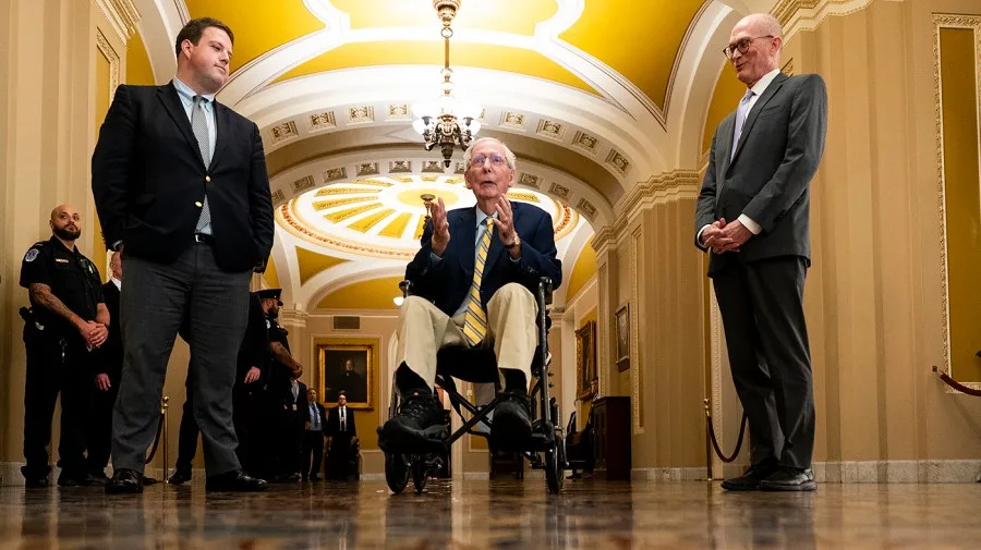 McConnell returns to Senate to cast first vote since June