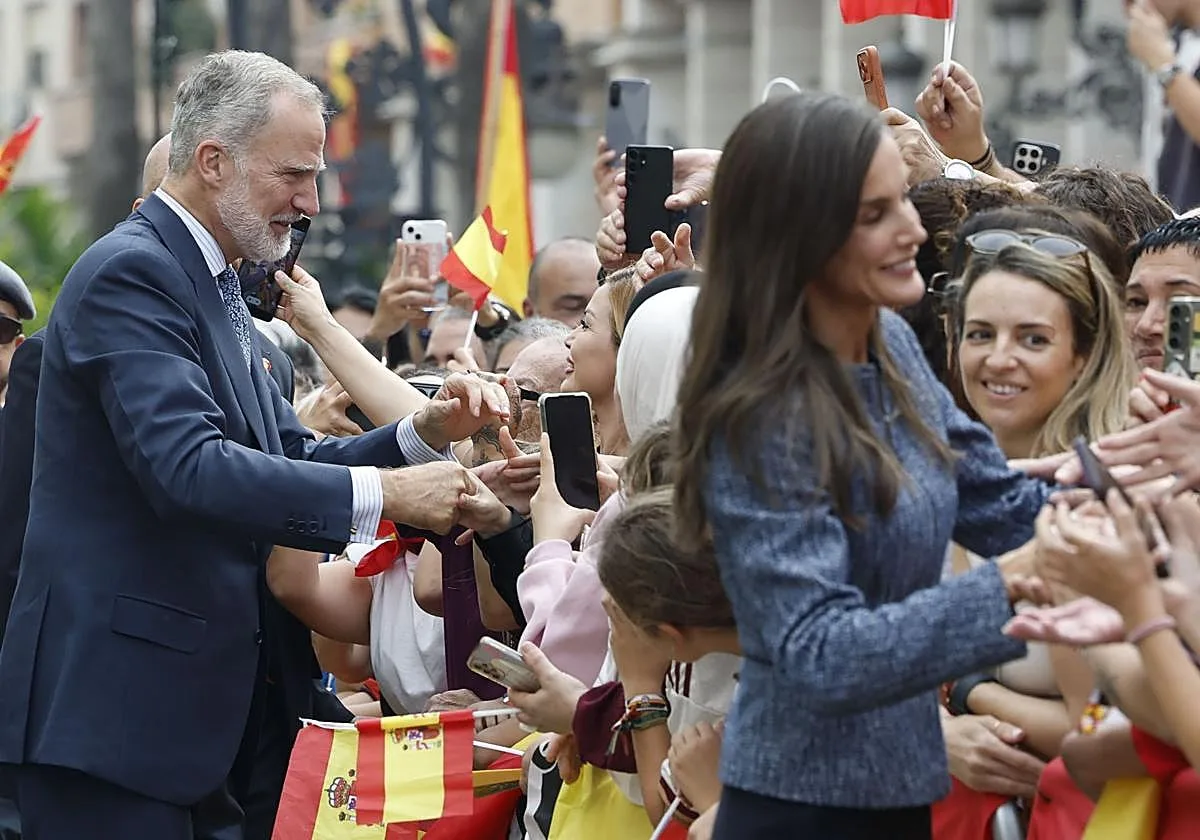Campanas y emoción desbordada por los Reyes en Ceuta