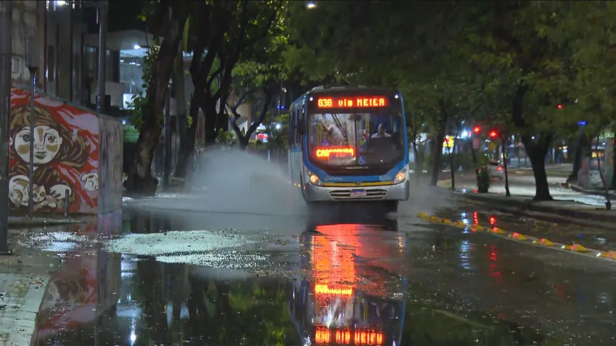 RJ registra madrugada com chuva e raios; previsão é de mais temporais