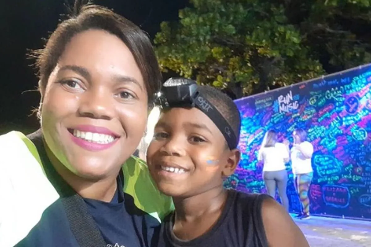 Mirtes, mãe do menino Miguel, se forma em direito e faz homenagem ao filho