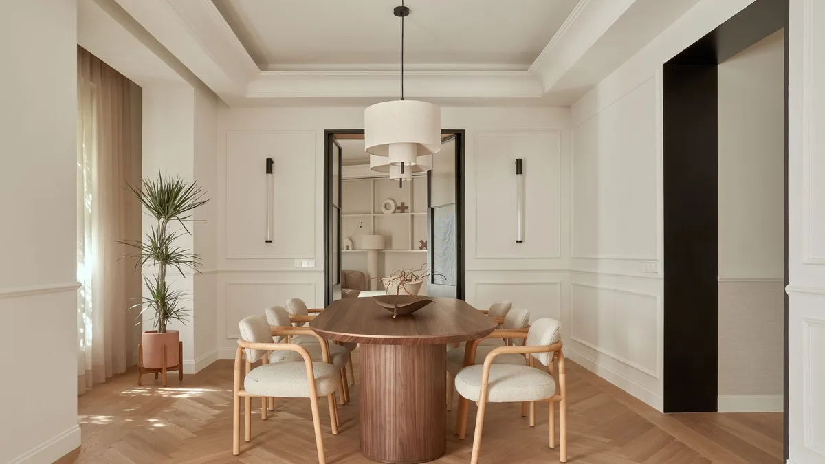Madera clara, molduras clásicas y muebles a medida: así se transformó una casa de 200 m² en el Barrio de Salamanca