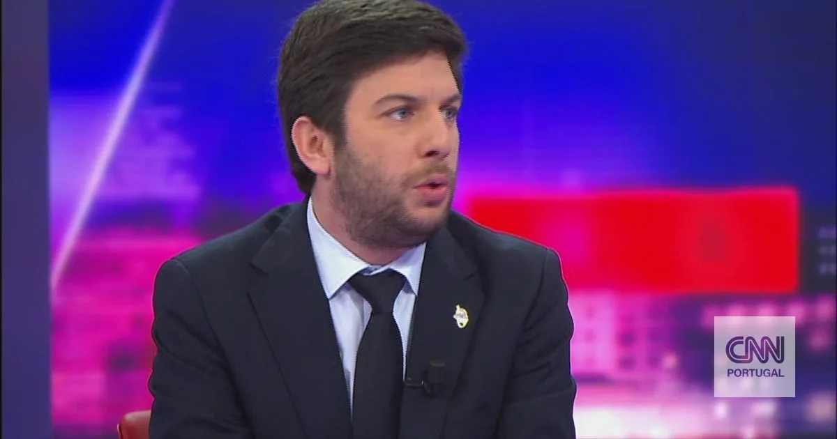"Passos Coelho descobriu a posição mais confortável de todas na política: não é formalmente opositor, candidato nem alternativa a coisa nenhuma"