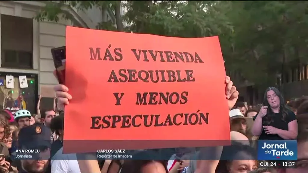 Protesto de milhares de pessoas em Madrid contra despejo de mulher de 87 anos