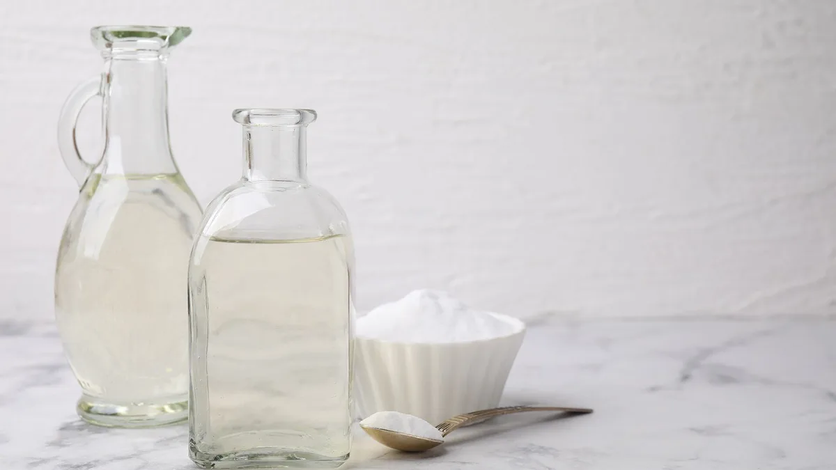 Bicarbonato, vinagre y limón: para qué sirve esta mezcla en la limpieza del hogar