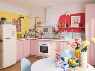 « Franches, joyeuses et assumées » : et si vous osiez les tonalités pop pour votre cuisine ?
