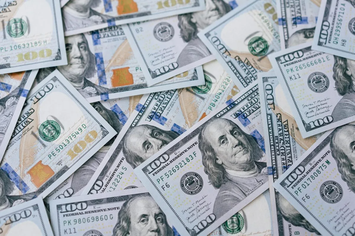 Dólar abre a R$ 5,06 com pesquisas e fim da escala 6x1 no radar