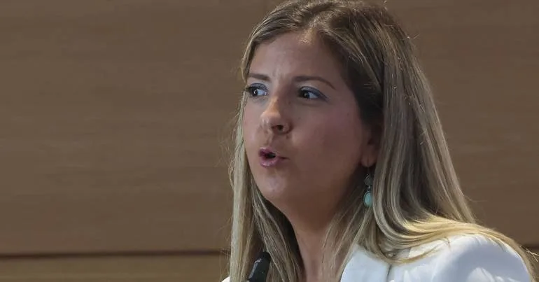 Ministra promete pagar bolsas literárias em outubro