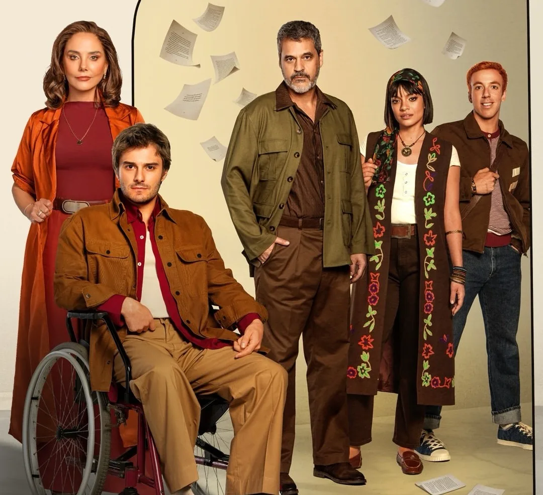 Hugo Bonèmer e elenco surgem caracterizados para musical de ‘Feliz Ano Velho’
