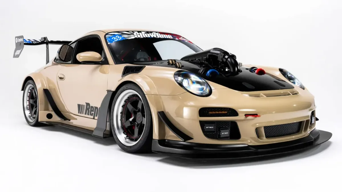 Super Porsche com motor V8 LSX 7.0 biturbo dianteiro com mais de 1.200cv e câmbio Bentley de 8 velocidades ganhou o nome ShowTime Repco 933 e beira a insanidade