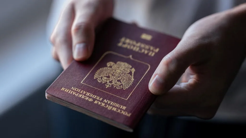 En Russie, la crainte d’une nouvelle mobilisation militaire pousse les hommes à préparer leur départ