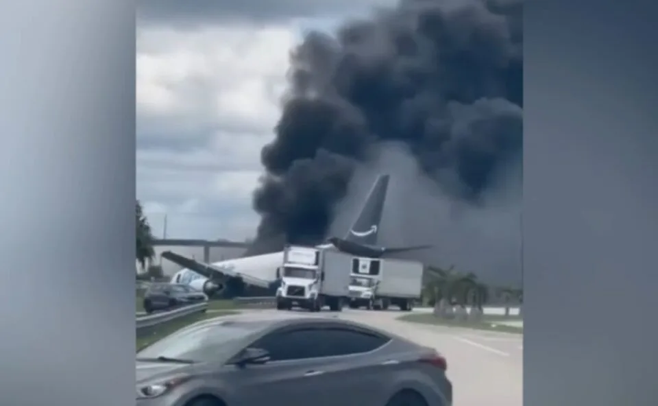 Avião cargueiro da Amazon “cai” perto de aeroporto, atinge veículos e pega fogo; assista!