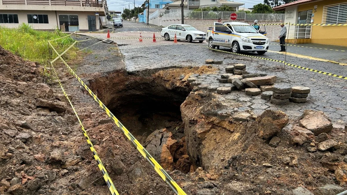 Chuva abre cratera, destrói tubulação e deixa rua parcialmente interditada no Norte de SC