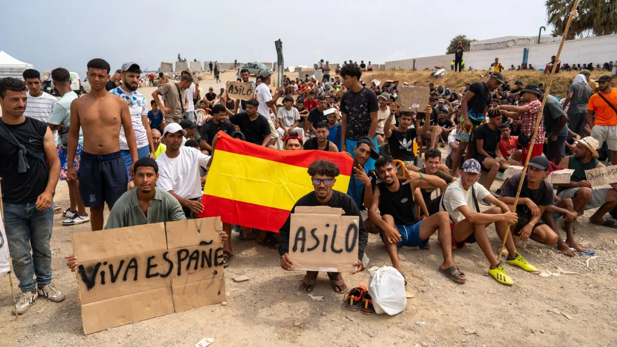 El baile de cifras y las contradicciones del Gobierno siguen marcando la situación en Ceuta casi tres semanas después del asalto