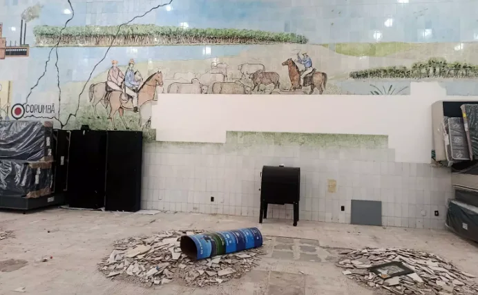 Painel histórico é mutilado e expõe abandono da memória de Corumbá
