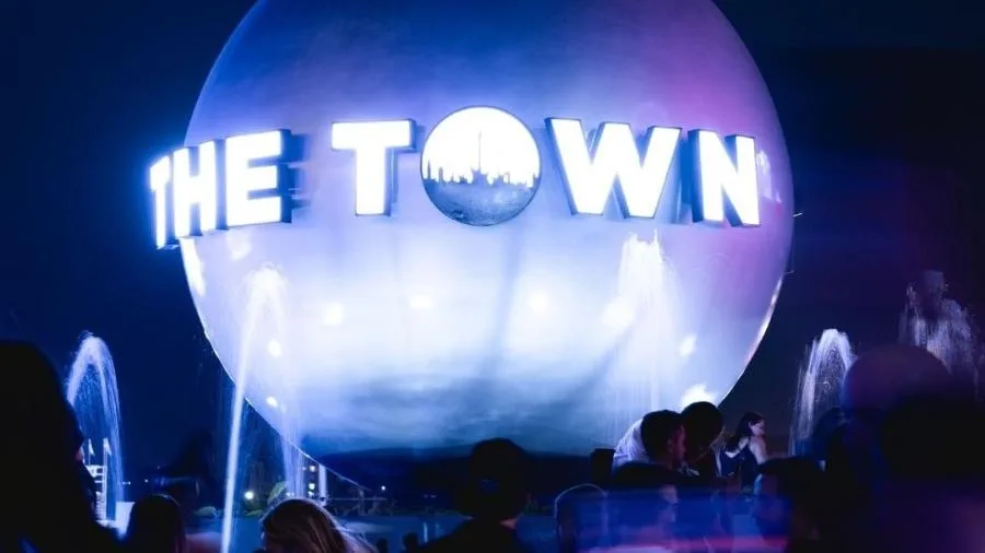 Quais são as datas e atrações do festival The Town em 2027?