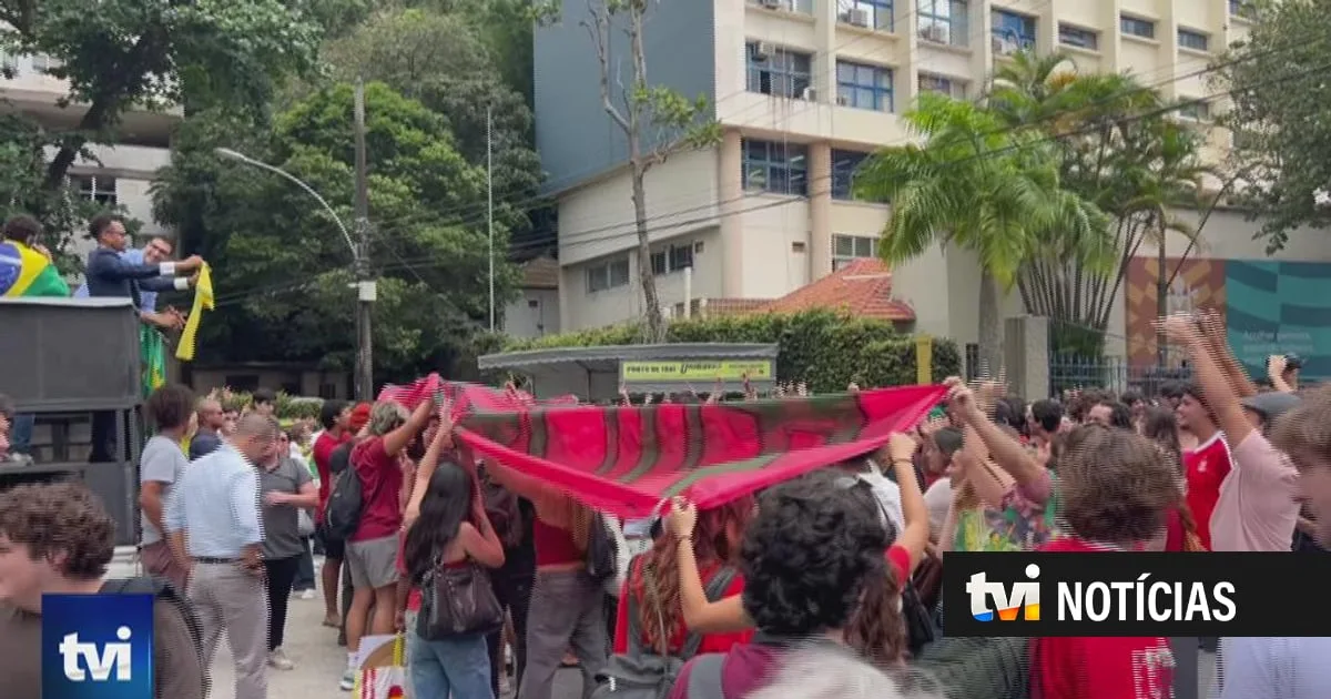 Jovens apoiantes de Lula e Flávio Bolsonaro em confronto a uma semana da segunda volta