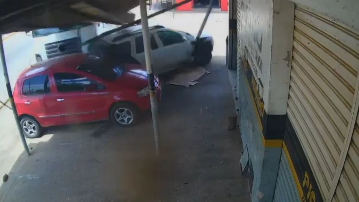 Caminhão desgovernado derruba poste, bate em veículos e danifica comércio no Ceará; veja vídeo