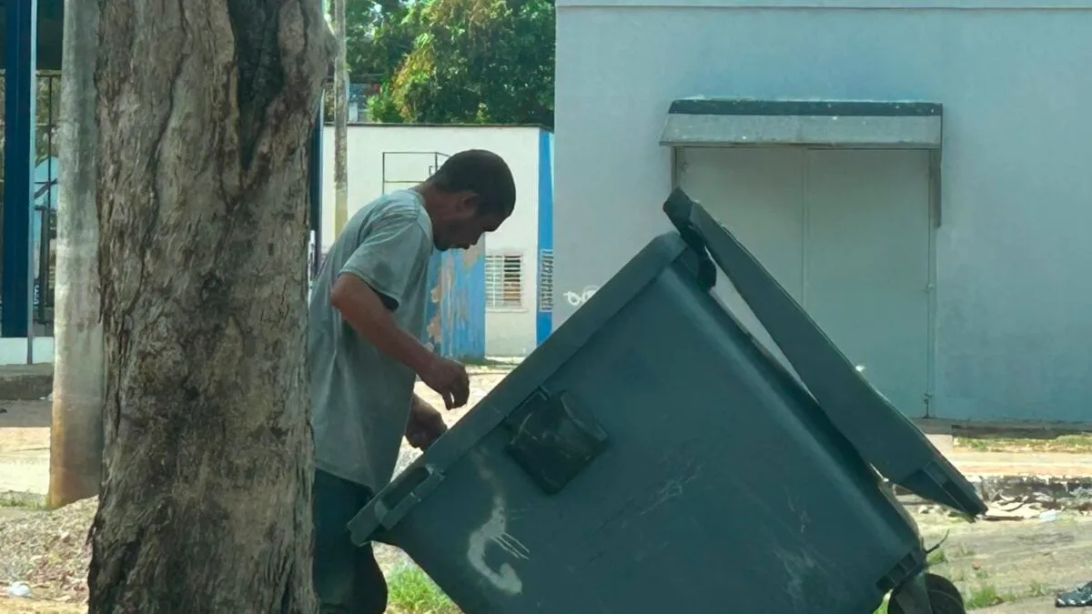 Homem é flagrado comendo lixo próximo à antiga rodoviária de Rio Branco