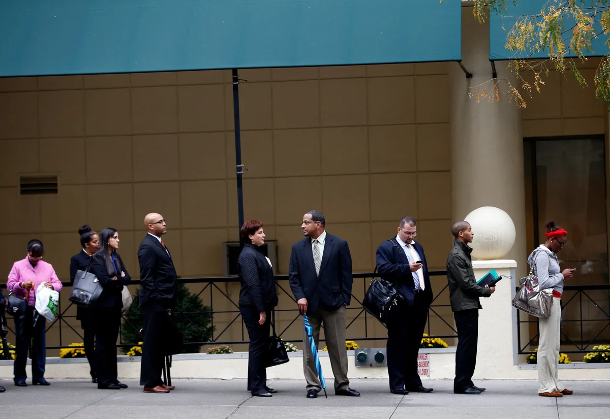 U.S. weekly jobless claims decline as labour market regains footing