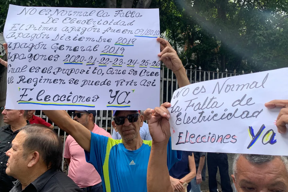 Exigencias de cronograma electoral se cuelan en protesta por apagones