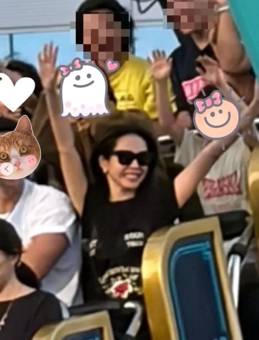 ‘현빈♥’ 손예진, 日 요코하마 놀이공원서 '두 손 번쩍'..해맑은 엄마