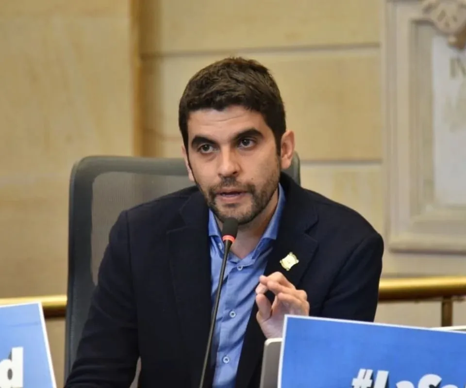 Cadavid choca con Gobierno por ley de mérito: “No prohibimos, incorporamos un control”