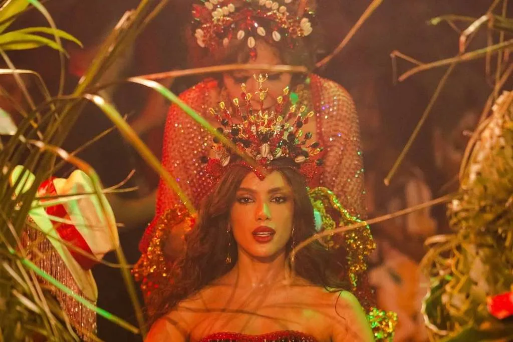 Anitta é coroada rainha de bateria na Grande Rio: 'Vou ficando o quanto vocês quiserem'