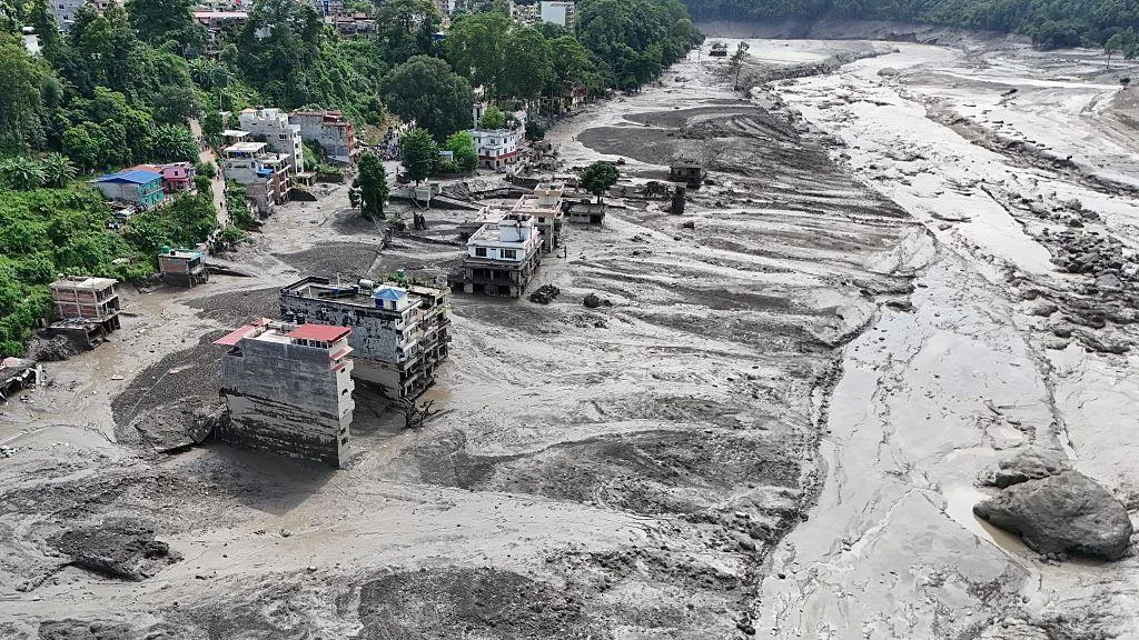 As imagens impressionantes da tragédia que matou mais de 300 e deixou centenas de desaparecidos no Nepal