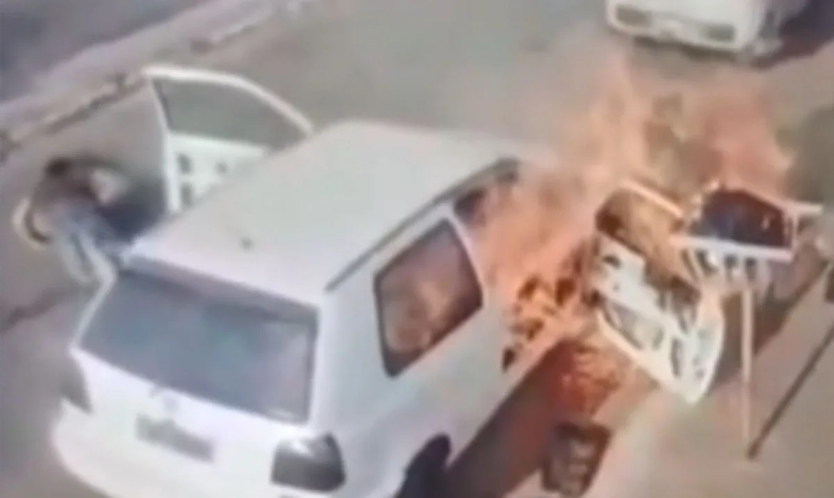 Homem sai se arrastando de carro em chamas em Goiás; vídeo