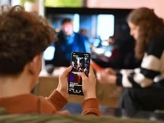 Interdiction des réseaux sociaux aux moins de 15 ans : le gouvernement soumet à Bruxelles une nouvelle version du texte
