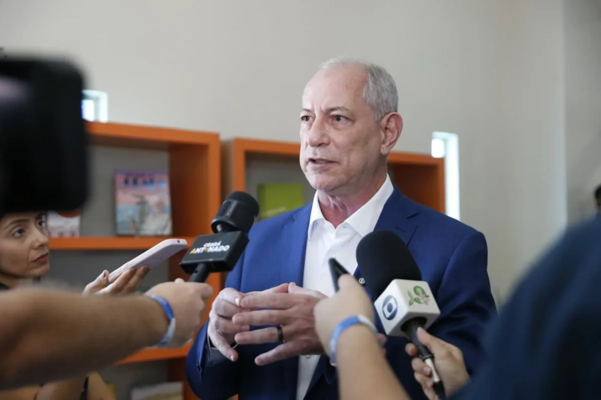 Ciro Gomes promete 'direitos garantidos' a professores temporários e admissão de novos docentes apenas por concurso