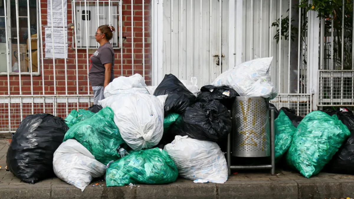 Por dejar colchones, muebles y escombros en la calle de Bogotá le pueden imponer una multa de $933.816