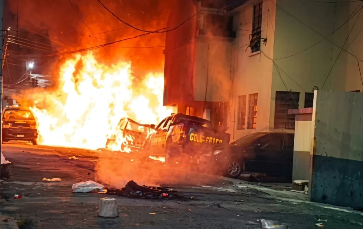 Turba incendia una subestación policial y varios vehículos en Guatemala tras la captura en flagrancia de un presunto violador de menores