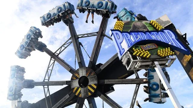 Oktoberfest-Einsatz: Menschen hängen kopfüber in Wiesn-Drehkarussell fest
