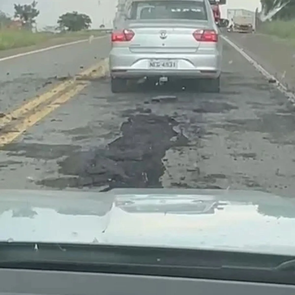 Raio danifica asfalto da BR-364 durante temporal em Vilhena, RO; veja vídeo