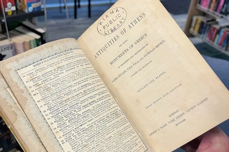 Homem retorna livro à biblioteca na Austrália com 150 anos de atraso; veja qual seria multa