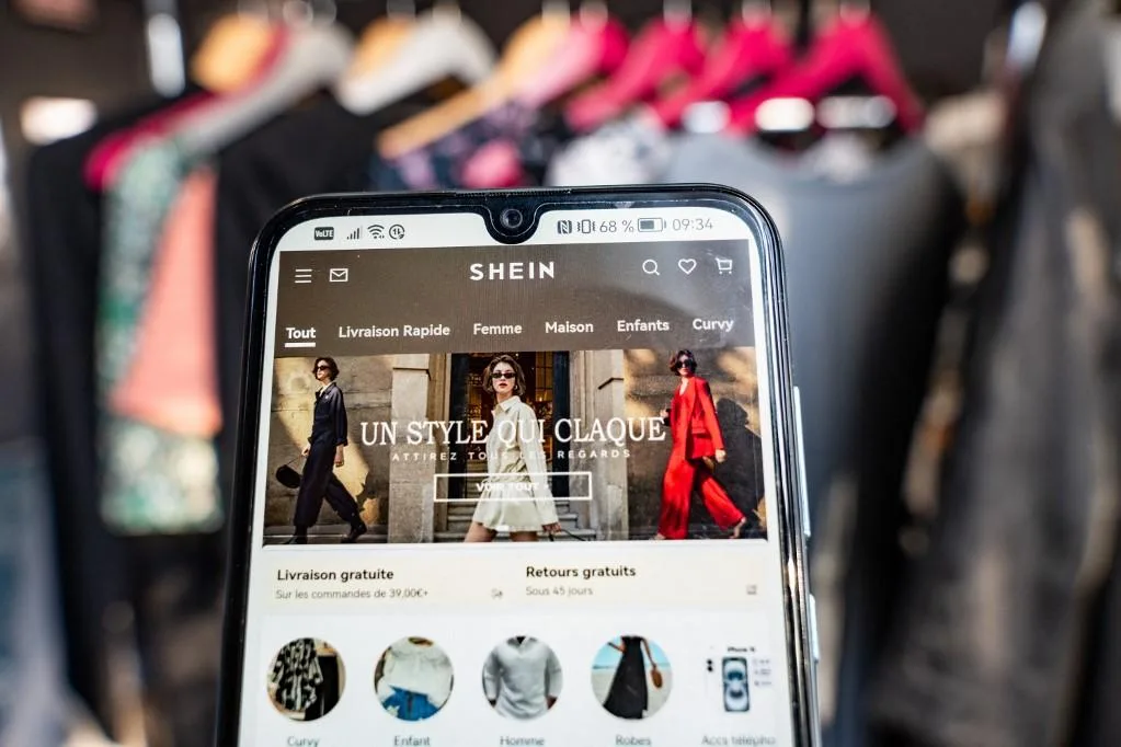Ultra-fast-fashion : en France, les pires pollueurs de l’industrie textile vont (enfin) passer à la caisse !