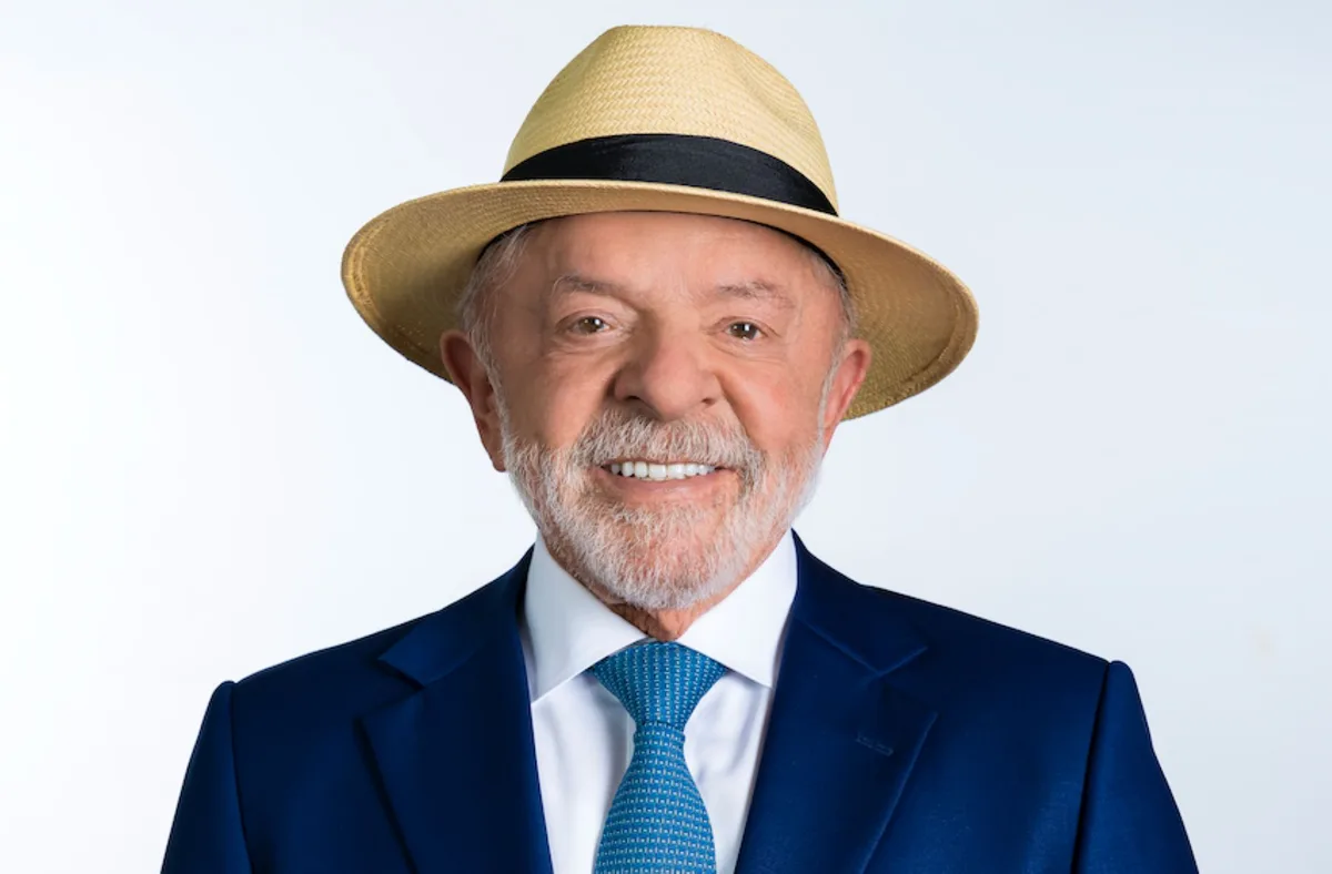 MPE não vê irregularidade em foto de Lula com chapéu na urna