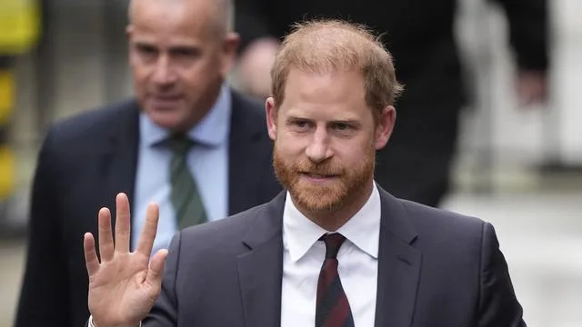 Klage gegen Daily-Mail-Verlag: Prozess verloren: Millionenrechnung für Prinz Harry und Co.