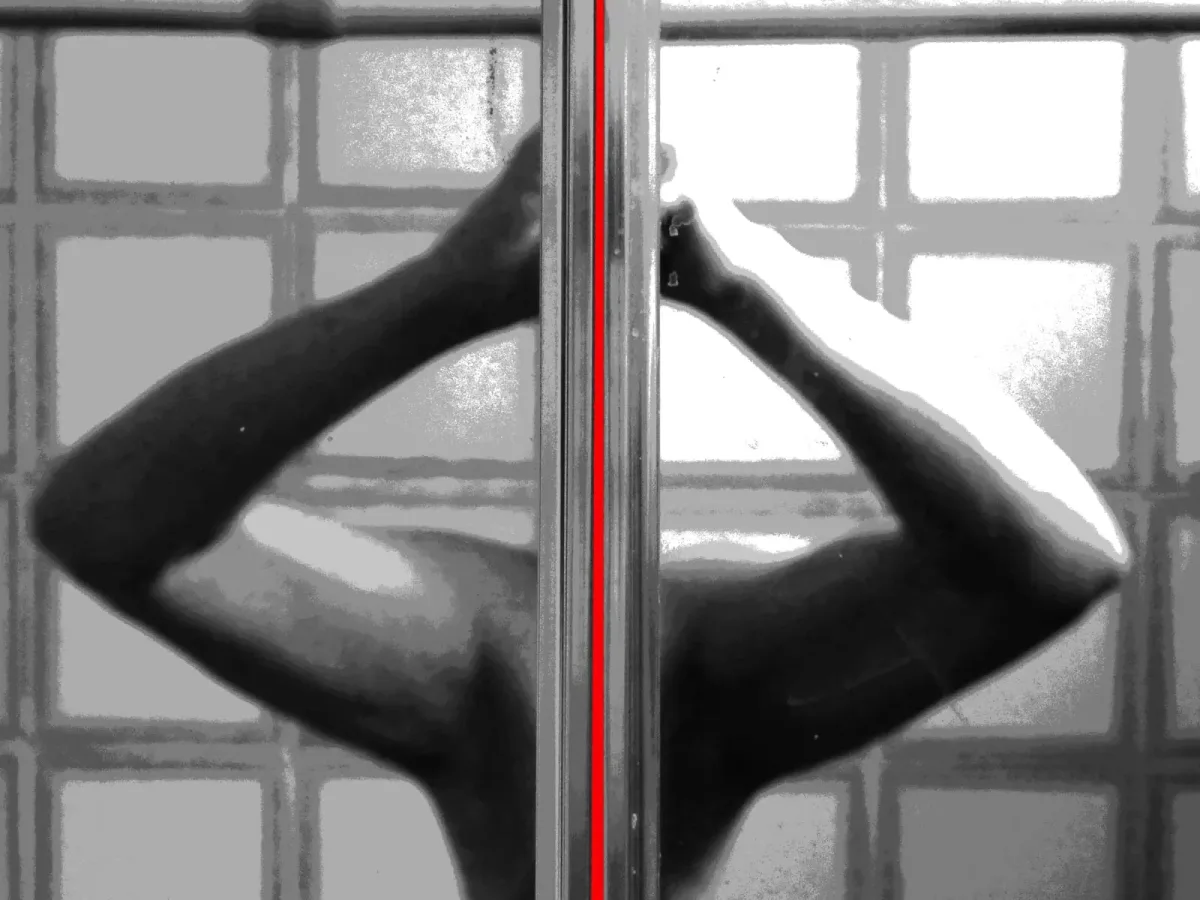 Exposição ‘Quarto Subversivo’ transforma memória do isolamento em fotografia no Recife Antigo