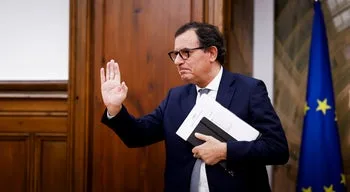 Ministro da Economia pede aos portugueses para evitar consumir combustíveis sempre que possível