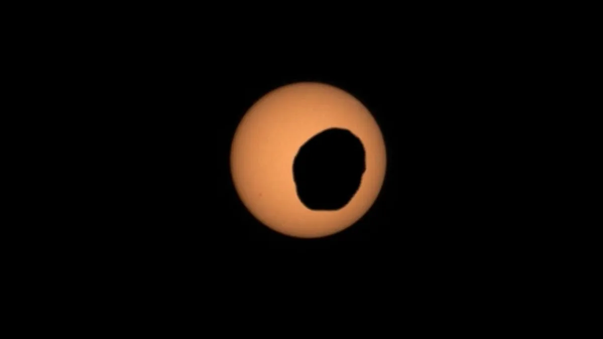 Bilder der Woche: Weltraumkartoffel vor Sonnenscheibe