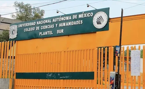 Suspenden clases en CCH Sur de la UNAM tras "vandalización" del plantel; alumnos protestan contra profesor acusado de acoso sexual