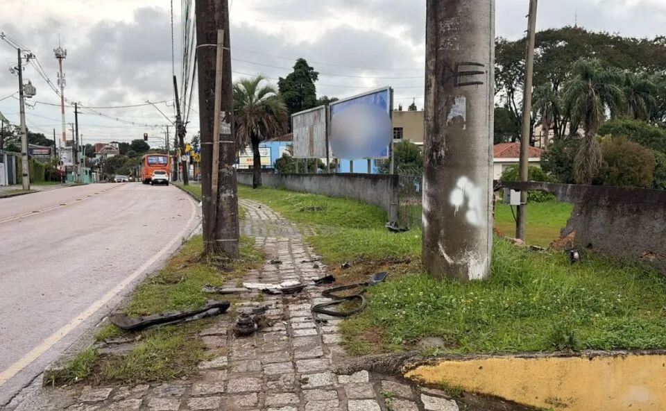 Jovem morre dentro de ambulância depois de carro bater em poste no bairro Abranches, em Curitiba; três ficaram feridos