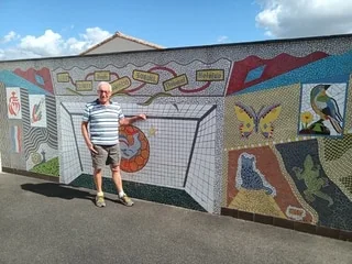 Johnny Hallyday, Coupes du monde, famille… Il raconte toute sa vie en mosaïque sur un mur de sa maison