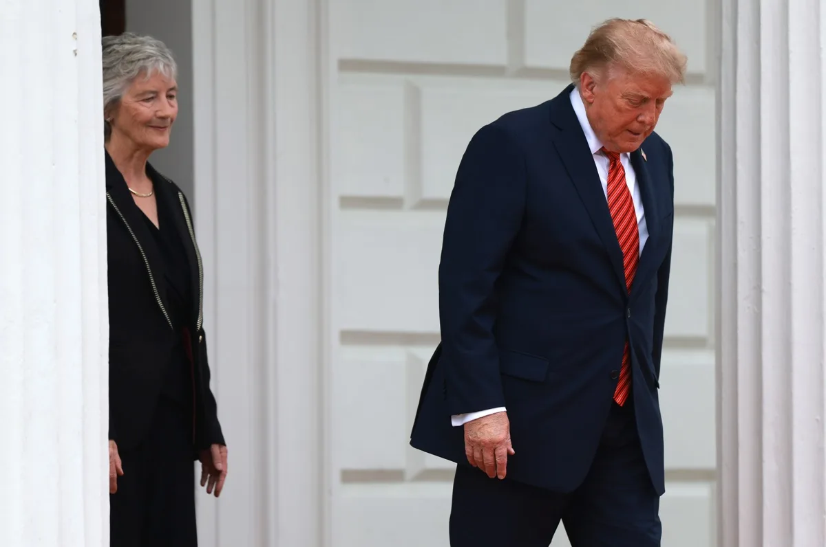 Trump aterrizó en Irlanda para reunirse con primer ministro y presidenta para luego visitar su complejo de golf