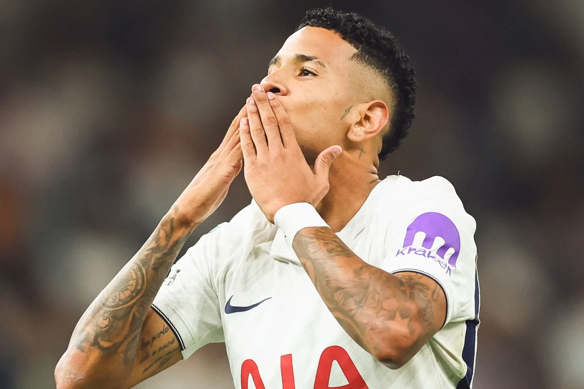 Savinho marca em estreia e Tottenham goleia pela Copa da Liga Inglesa